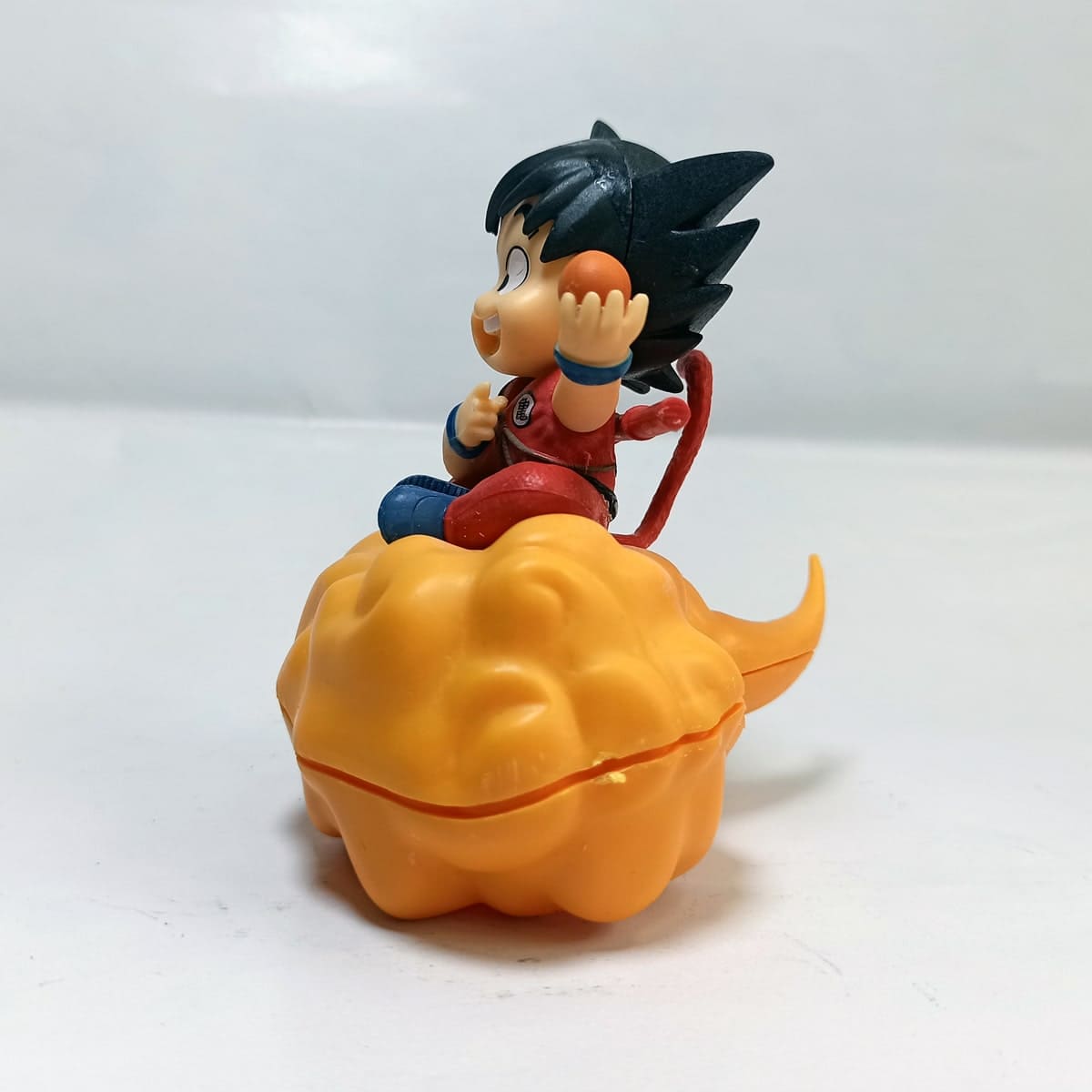 Figurine de Sangoku enfant sur un nuage avec une boule de cristal