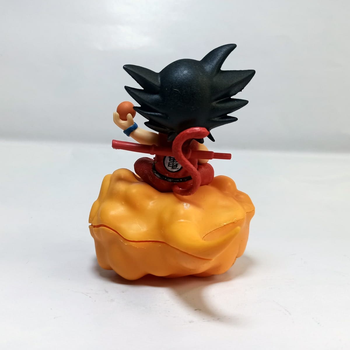 Figurine de Sangoku enfant sur un nuage avec une boule de cristal