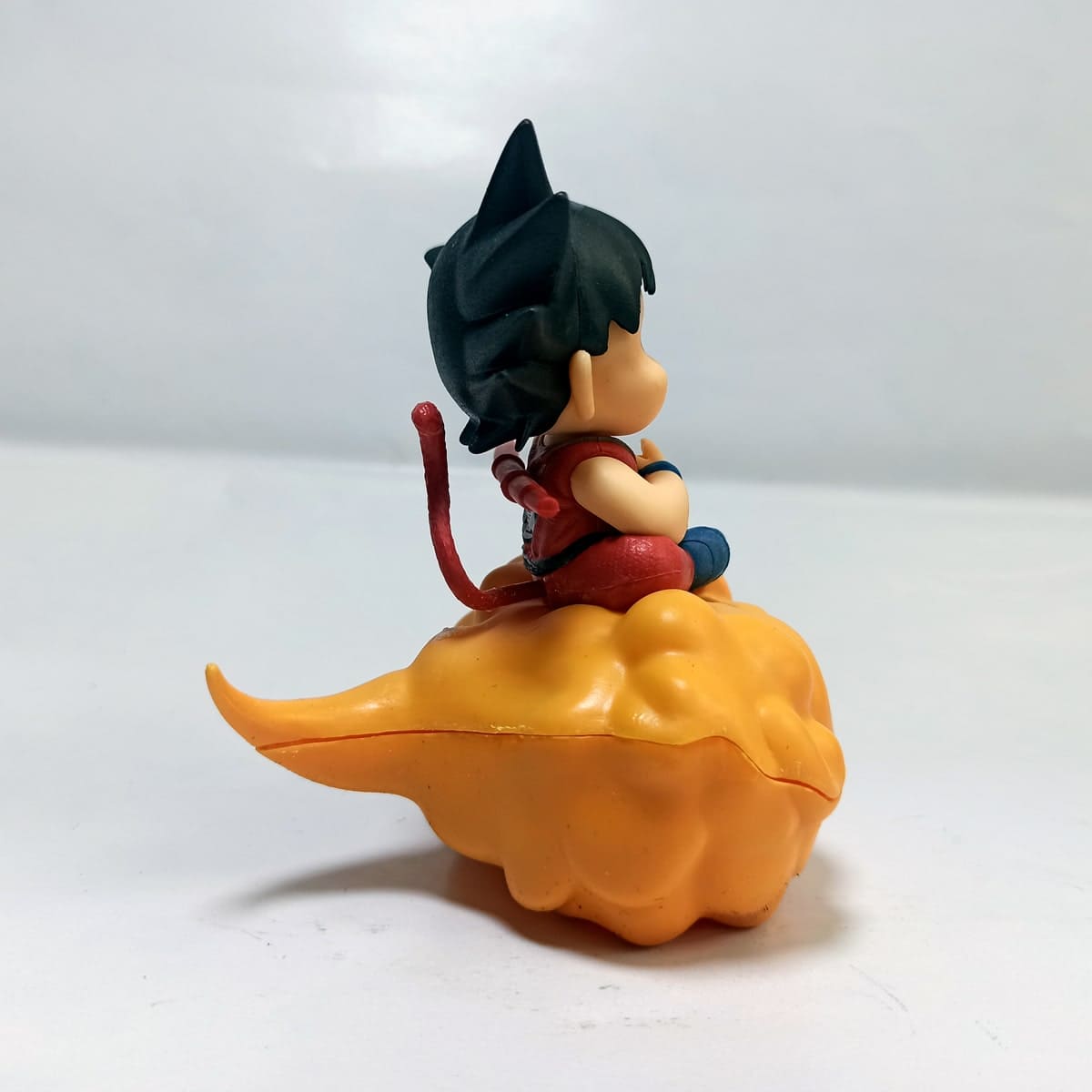 Figurine de Sangoku enfant sur un nuage avec une boule de cristal