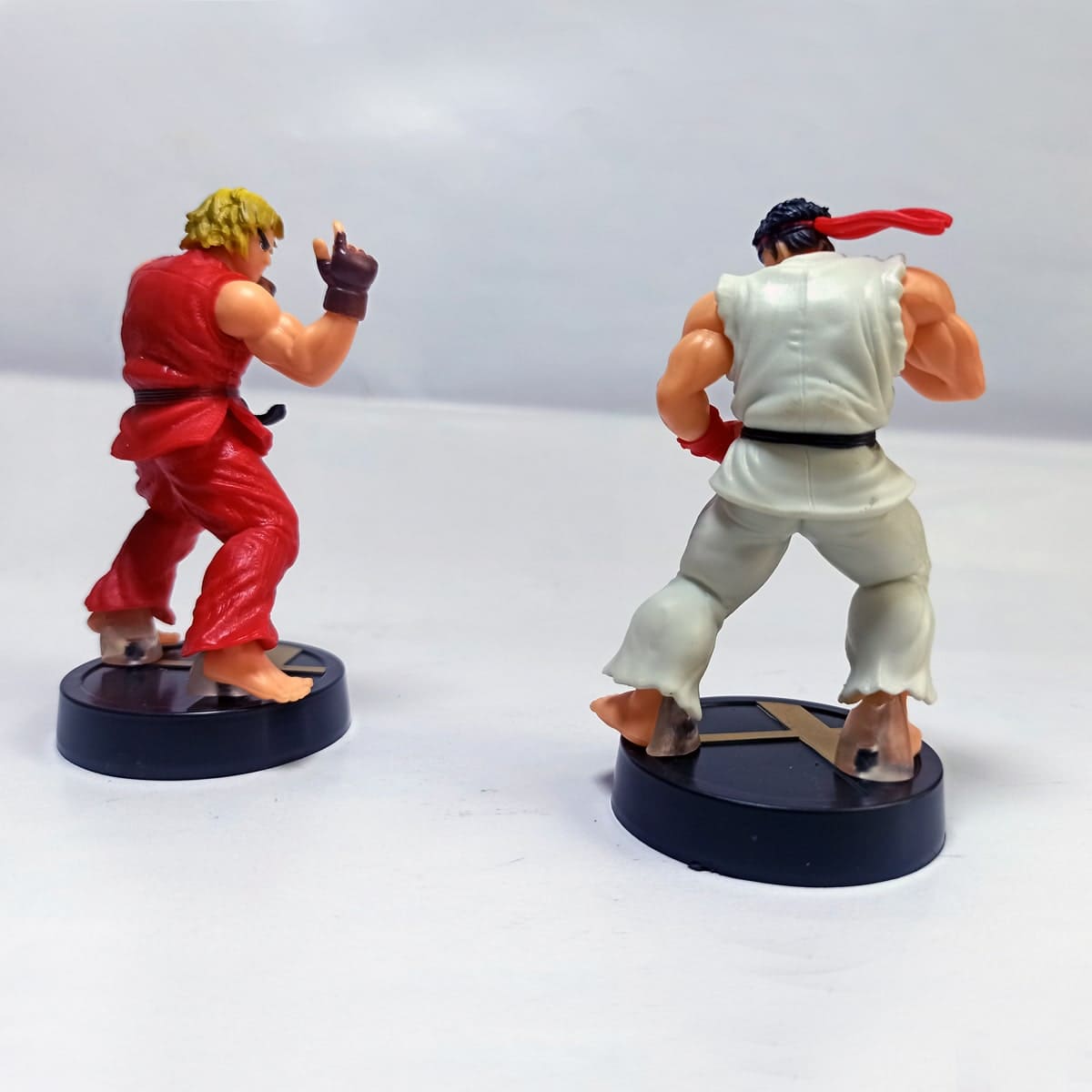 Figurines de Ryu et Ken se faisant face