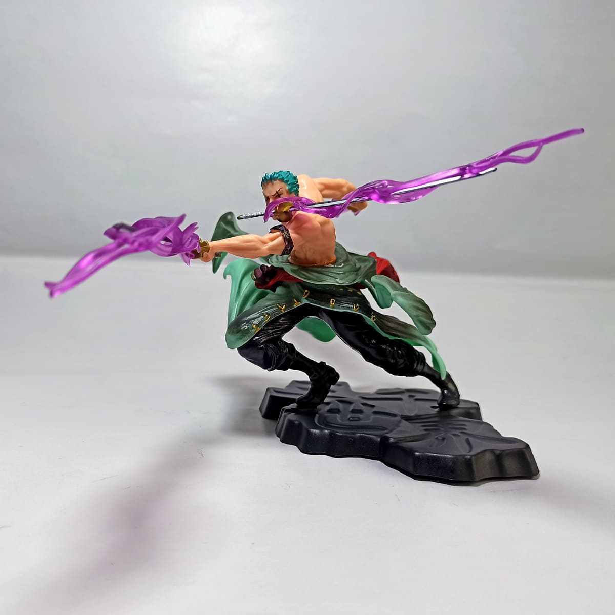 Figurine de Roronoa Zoro avec Enma Katana