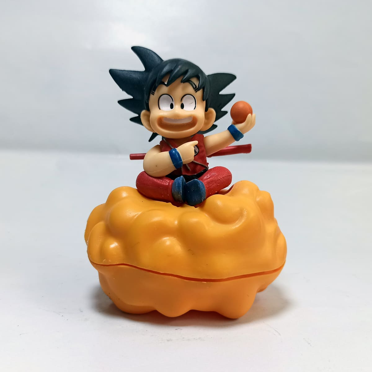 Figurine de Sangoku enfant sur un nuage avec une boule de cristal